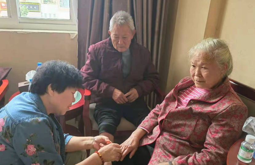 韦源源在祖传中医创新研发特色技术，刺血、针灸、麦粒灸为组合的一体疗法