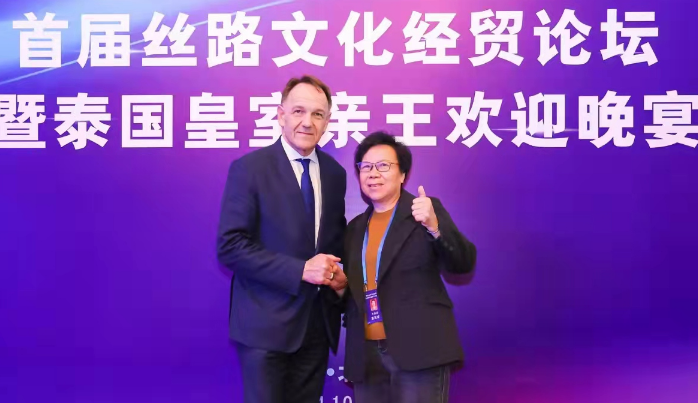 韦源源受到很多病患者的青睐，她的针灸起死回生的传奇，也吸引过省、市正规医生的慕名探究
